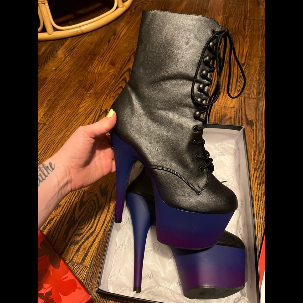 Pleasers size 10. Like new.